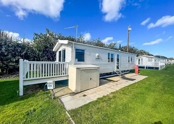 Lovely Dog Friendly Caravan For Hire At California Cliffs, Norfolk Ref 50027K