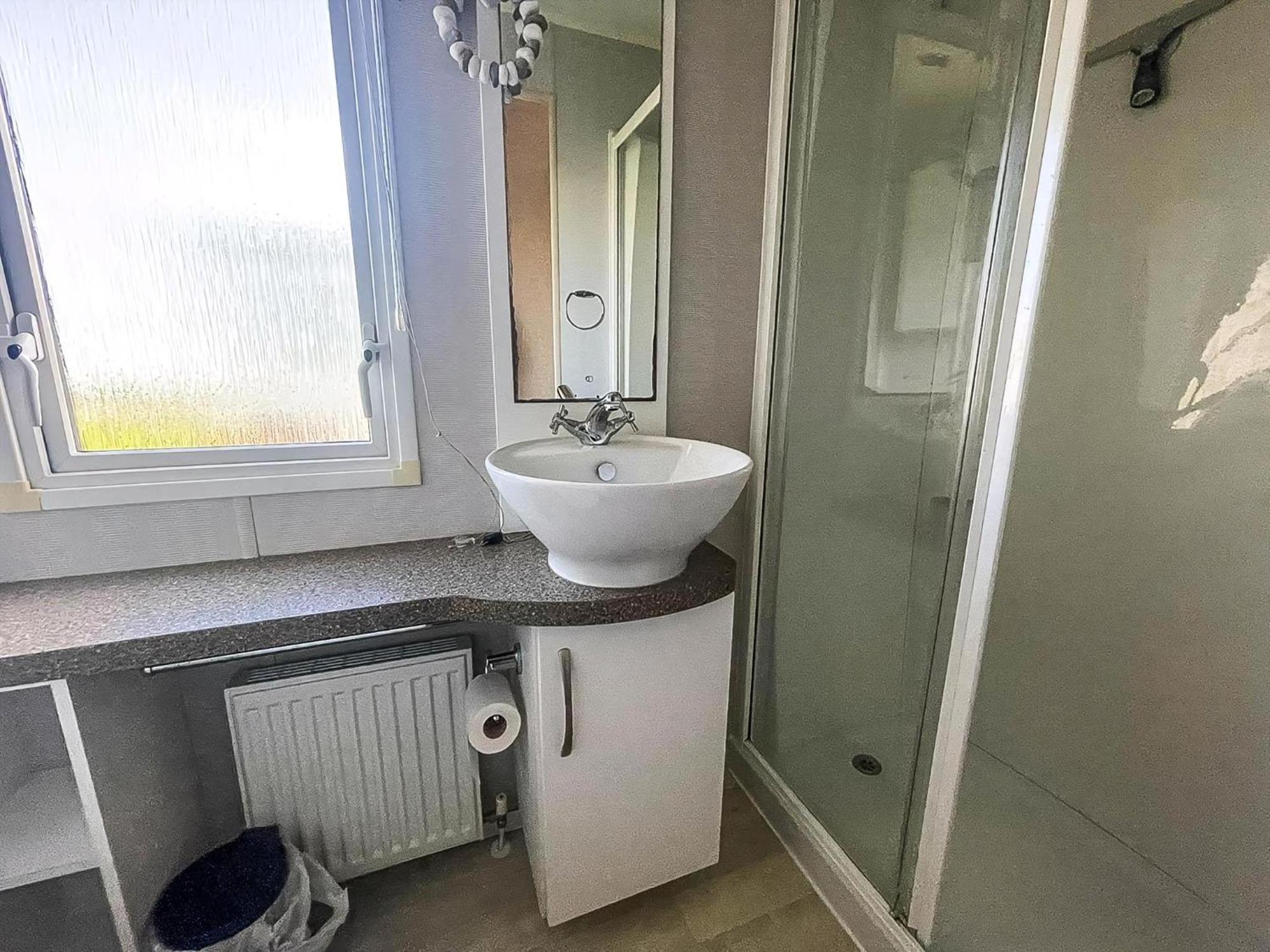 Lovely Dog Friendly Caravan For Hire At California Cliffs, Norfolk Ref 50027k * Great Yarmouth
