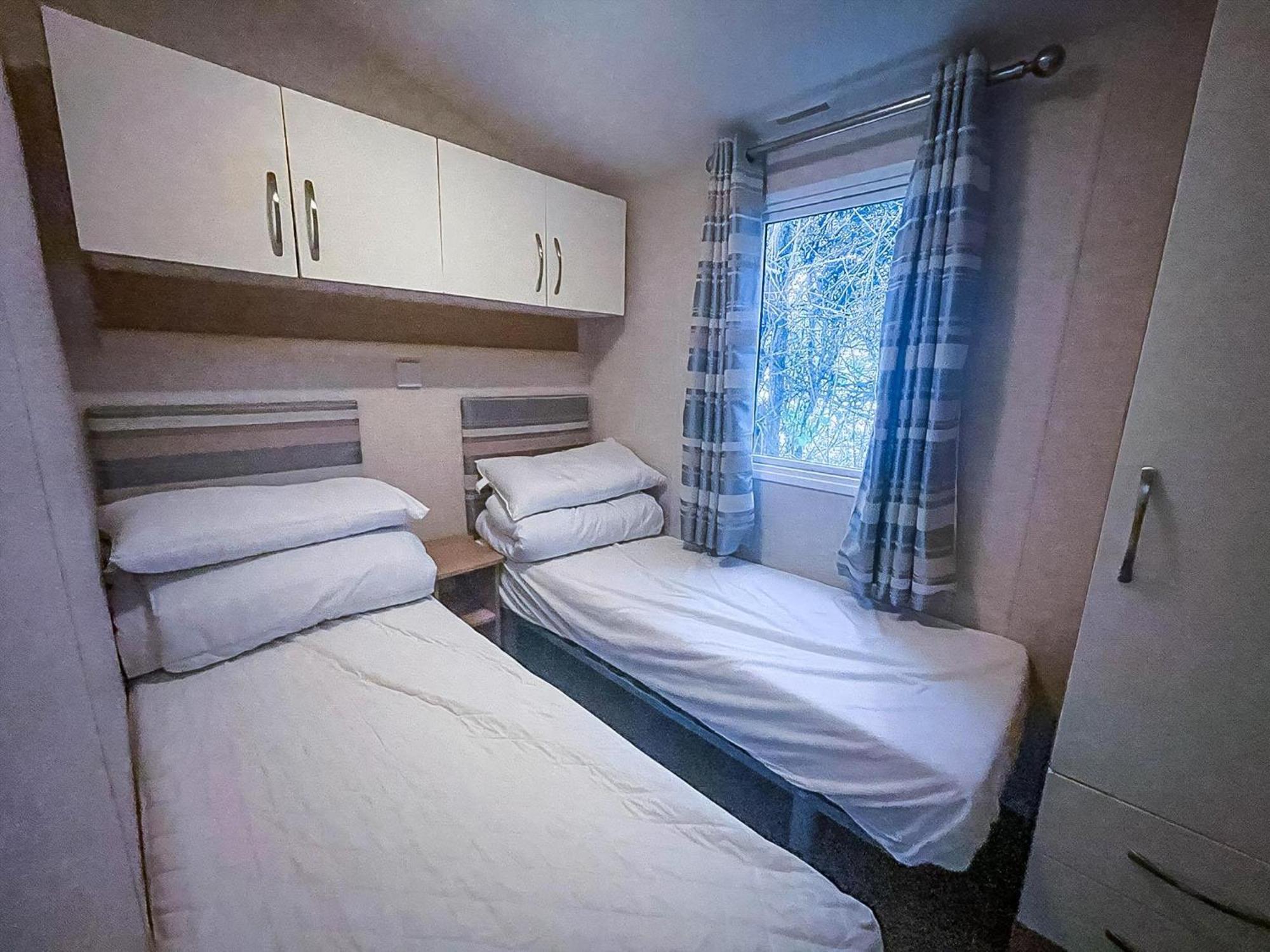 Lovely Dog Friendly Caravan For Hire At California Cliffs, Norfolk Ref 50027k Great Yarmouth